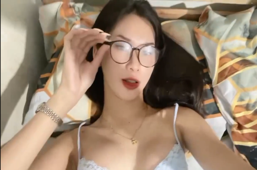 Clip sex nóng bỏng với cô nàng xinh đẹp tuyệt trần